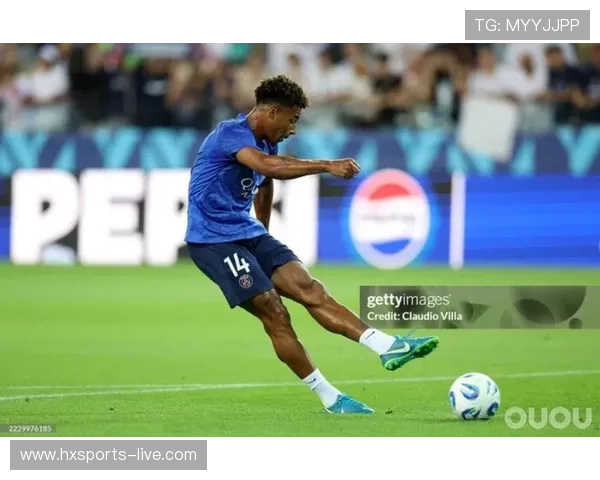 足球明星常穿运动鞋价格揭秘一般球员选择与品牌差异分析